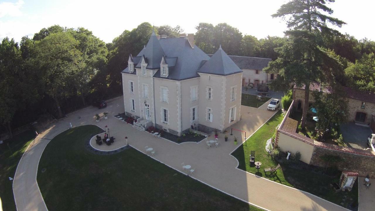 Le Petit Chateau Des Cedres Mouchamps Eksteriør bilde